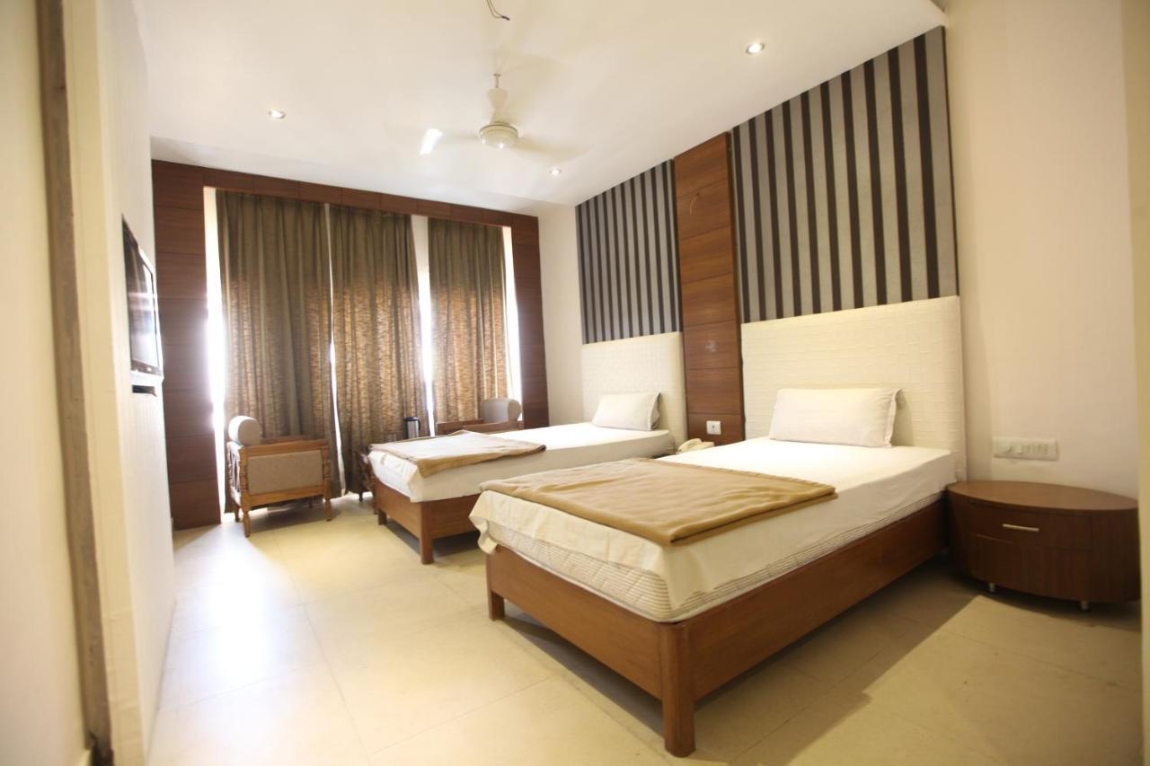 Hotel Landmark Chandīgarh Exterior foto